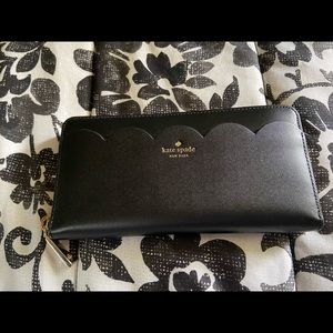 Kate Spade Large Scallop Wallet ♠️